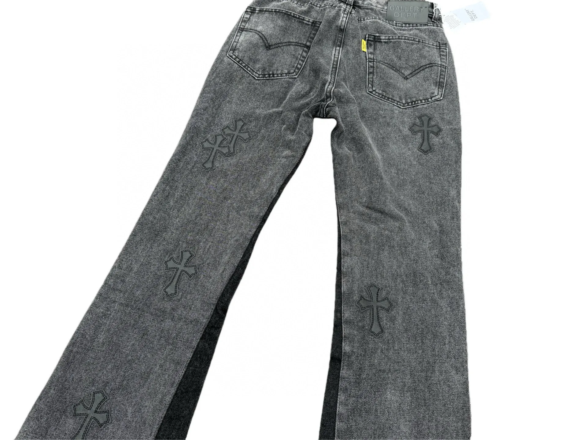 P260💰G99 GALLERY DEPT. Crow's leather cross denim bell-bottoms washed distressed spliced ​​jeans denim washing factory. During the process, the owner of the washing factory helped introduce a boss who once worked at Levi's OEM factory and then started his own business. This also paved the way for the following styles. Therefore, Levi's remodeled single product for the base plate is really familiar. Whether it is the fabrics supplied or the lathes used in production, there is nothing to choose from. -Color: Black -Size: S-XXL (corresponding to 28-36)